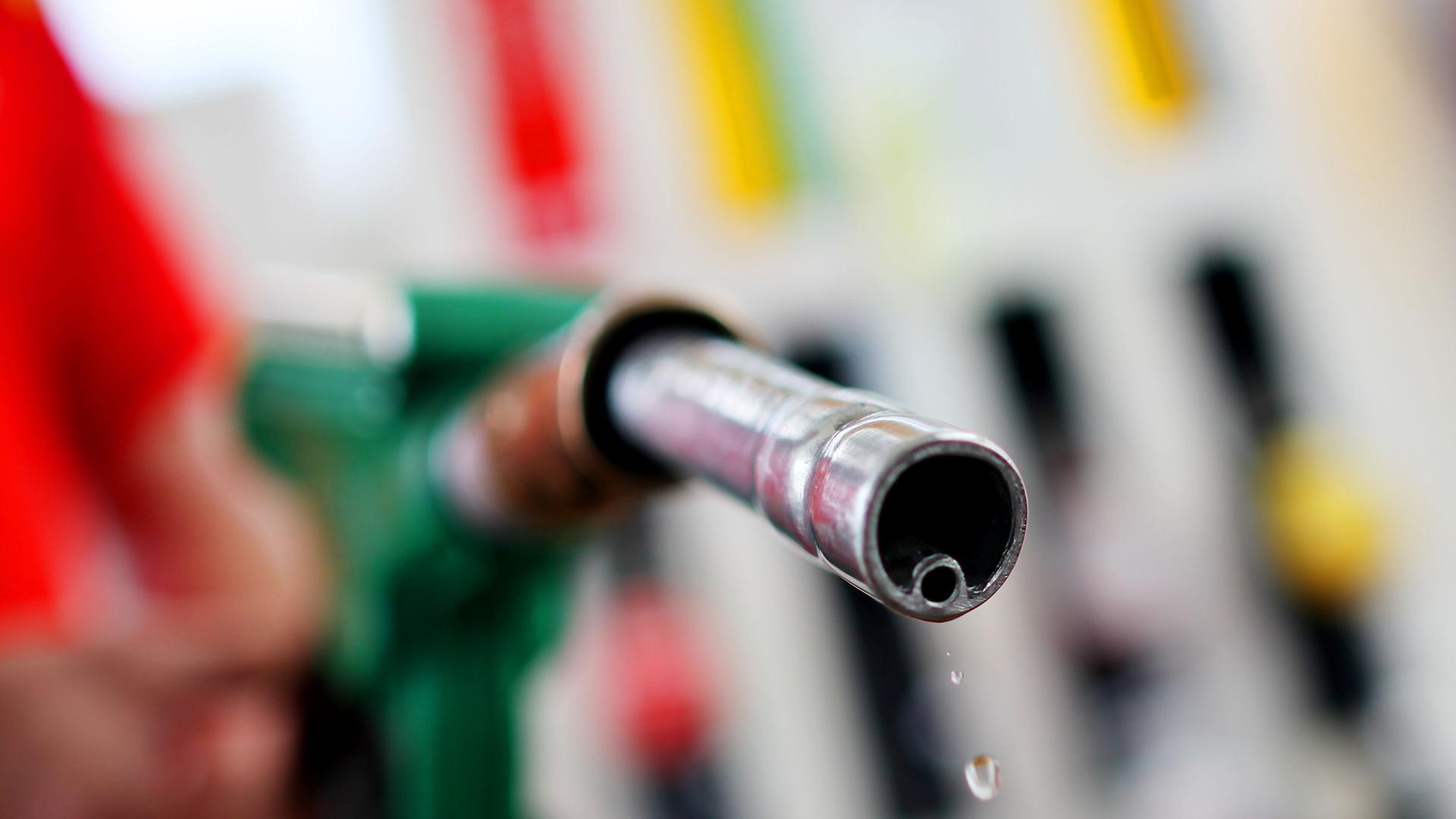 Eine Zapfpistole an einer Tankstelle