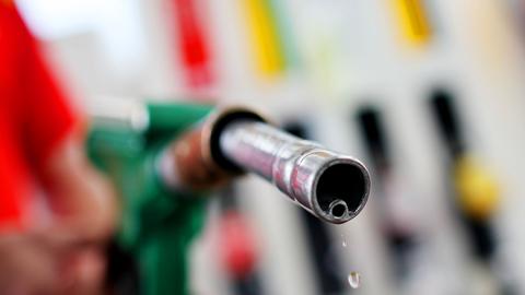 Eine Zapfpistole an einer Tankstelle