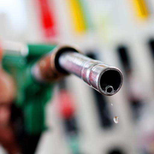 Eine Zapfpistole an einer Tankstelle