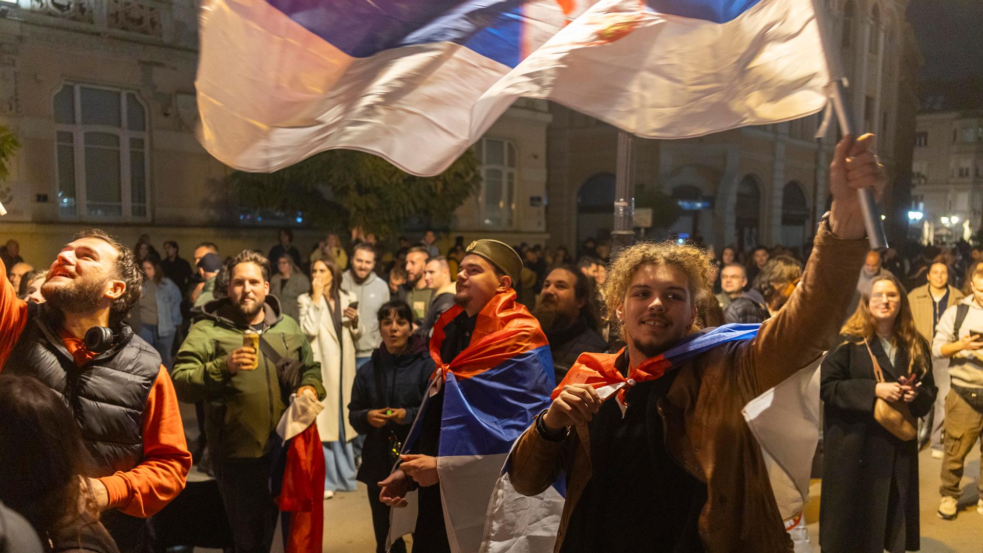 Unterstützer der Wahlliste Nr. 3 „Studentenliste – Studierende gewinnen“ versammeln sich auf dem Platz der Freiheit, um den Sieg bei den serbischen Parlamentswahlen zu feiern (25.10.2026, Novi Sad / Serbien)