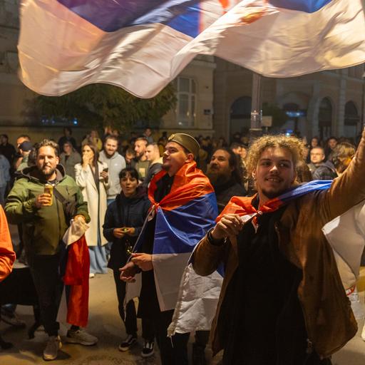 Unterstützer der Wahlliste Nr. 3 „Studentenliste – Studierende gewinnen“ versammeln sich auf dem Platz der Freiheit, um den Sieg bei den serbischen Parlamentswahlen zu feiern (25.10.2026, Novi Sad / Serbien)