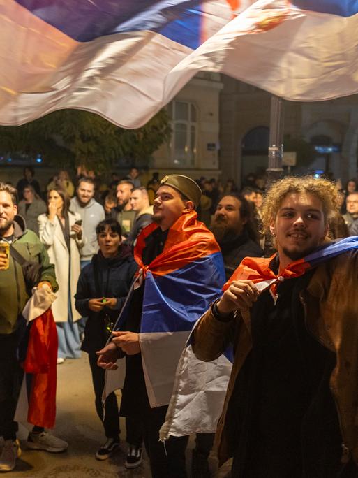 Unterstützer der Wahlliste Nr. 3 „Studentenliste – Studierende gewinnen“ versammeln sich auf dem Platz der Freiheit, um den Sieg bei den serbischen Parlamentswahlen zu feiern (25.10.2026, Novi Sad / Serbien)