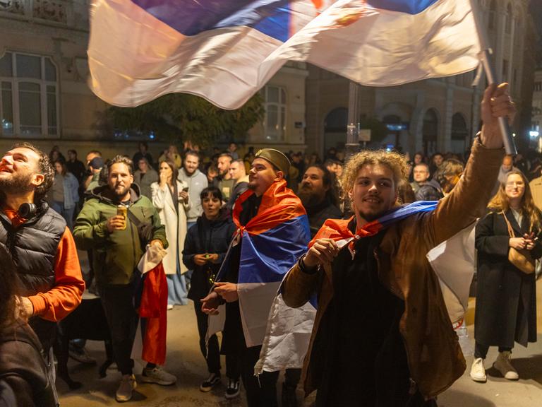 Unterstützer der Wahlliste Nr. 3 „Studentenliste – Studierende gewinnen“ versammeln sich auf dem Platz der Freiheit, um den Sieg bei den serbischen Parlamentswahlen zu feiern (25.10.2026, Novi Sad / Serbien)