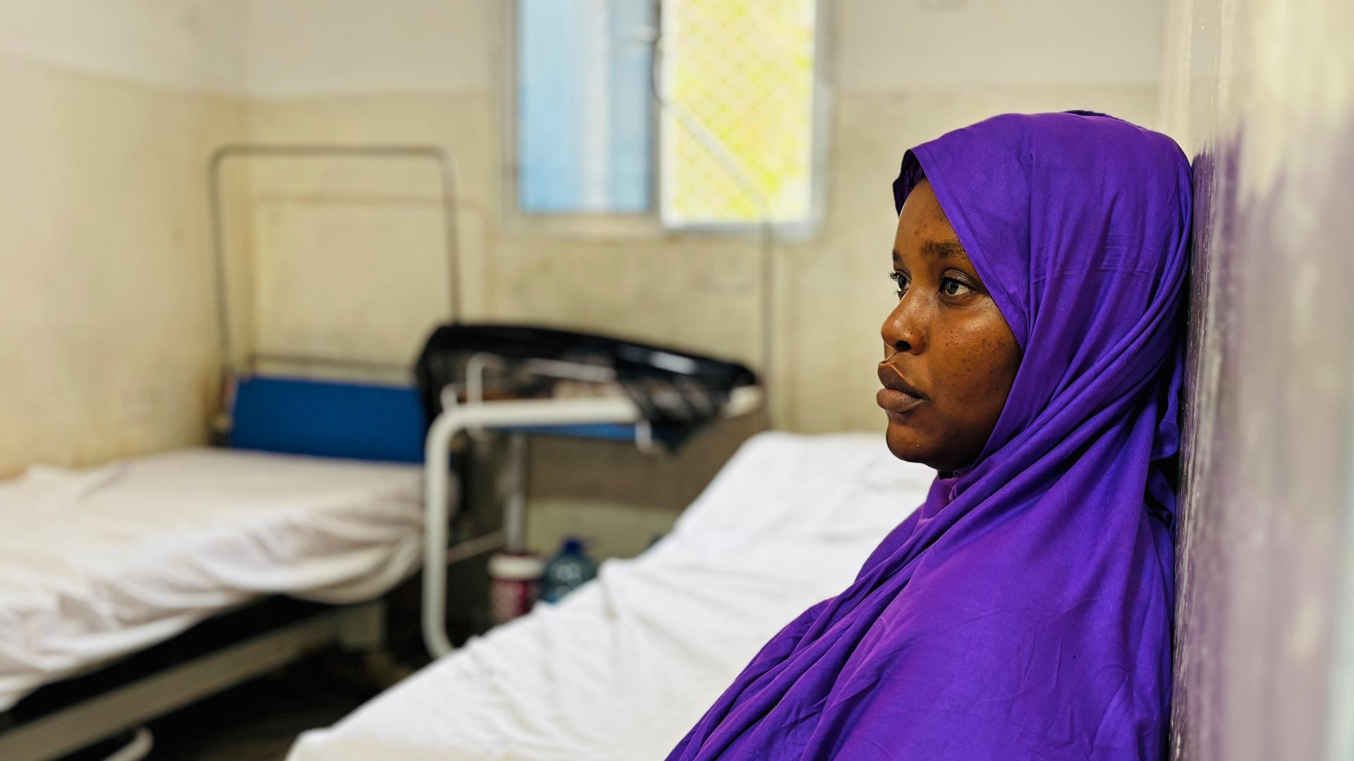 Eine Frau sitzt nach der Geburt in einer Entbindungsstation in Mogadischu, Somalia. Eine Frau sitzt nach der Geburt in einer Entbindungsstation in Mogadischu, Somalia.