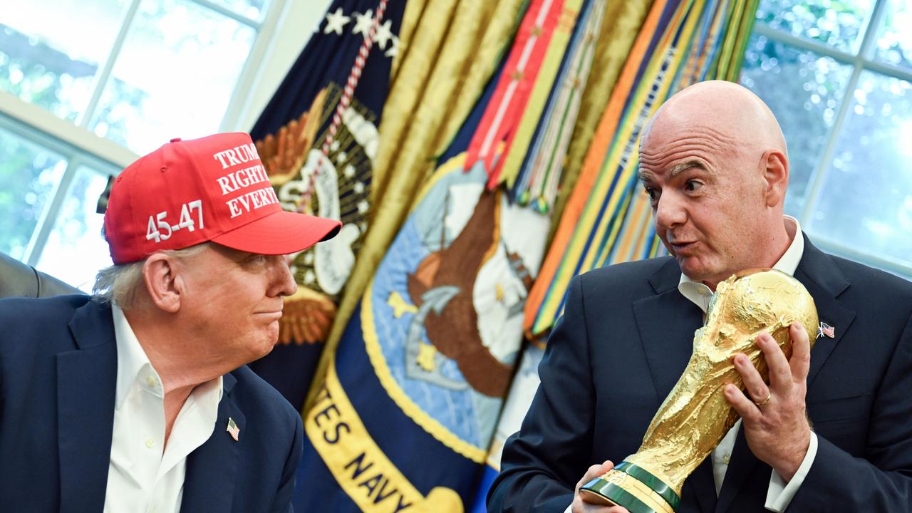 Im Oval Office im Weißen Haus hält Fifia-Chef Gianni Infantino den WM-Pokal in den Händen und zeigt ihn US-Präsident Donald Trump.