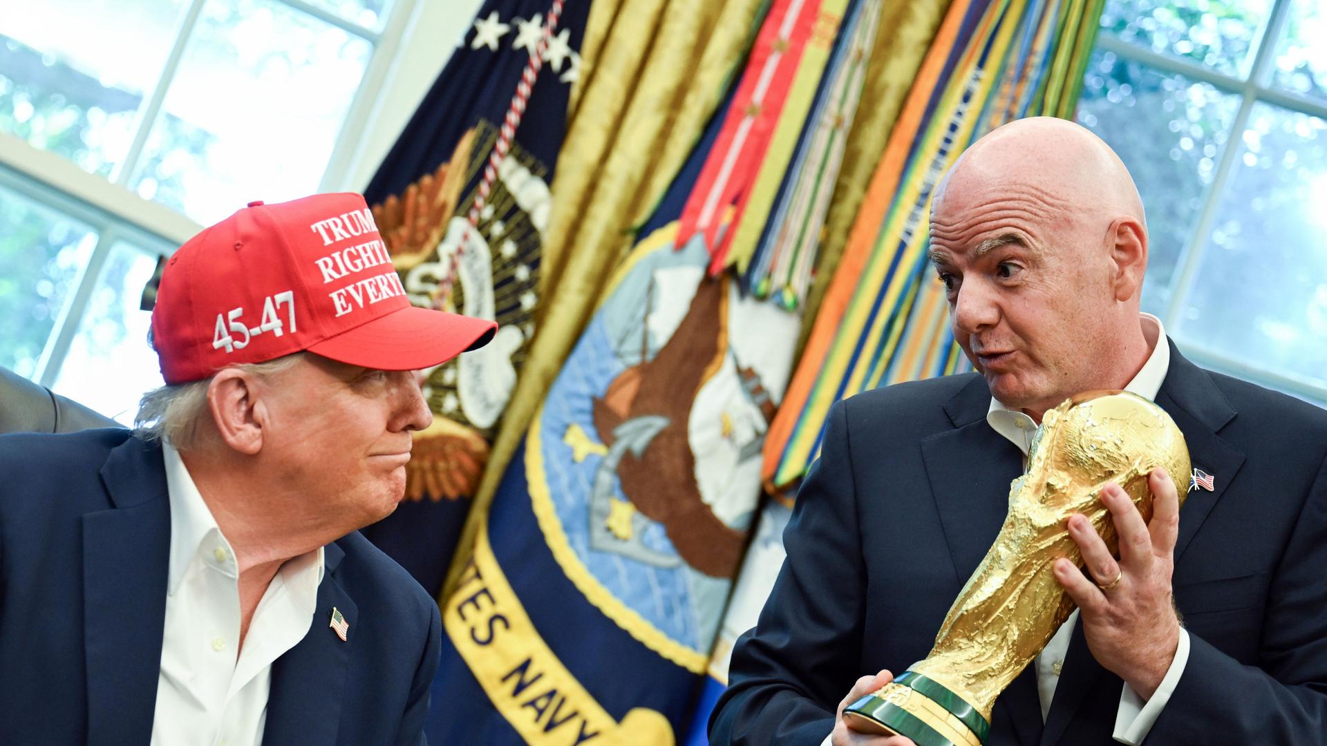 Im Oval Office im Weißen Haus hält Fifia-Chef Gianni Infantino den WM-Pokal in den Händen und zeigt ihn US-Präsident Donald Trump.