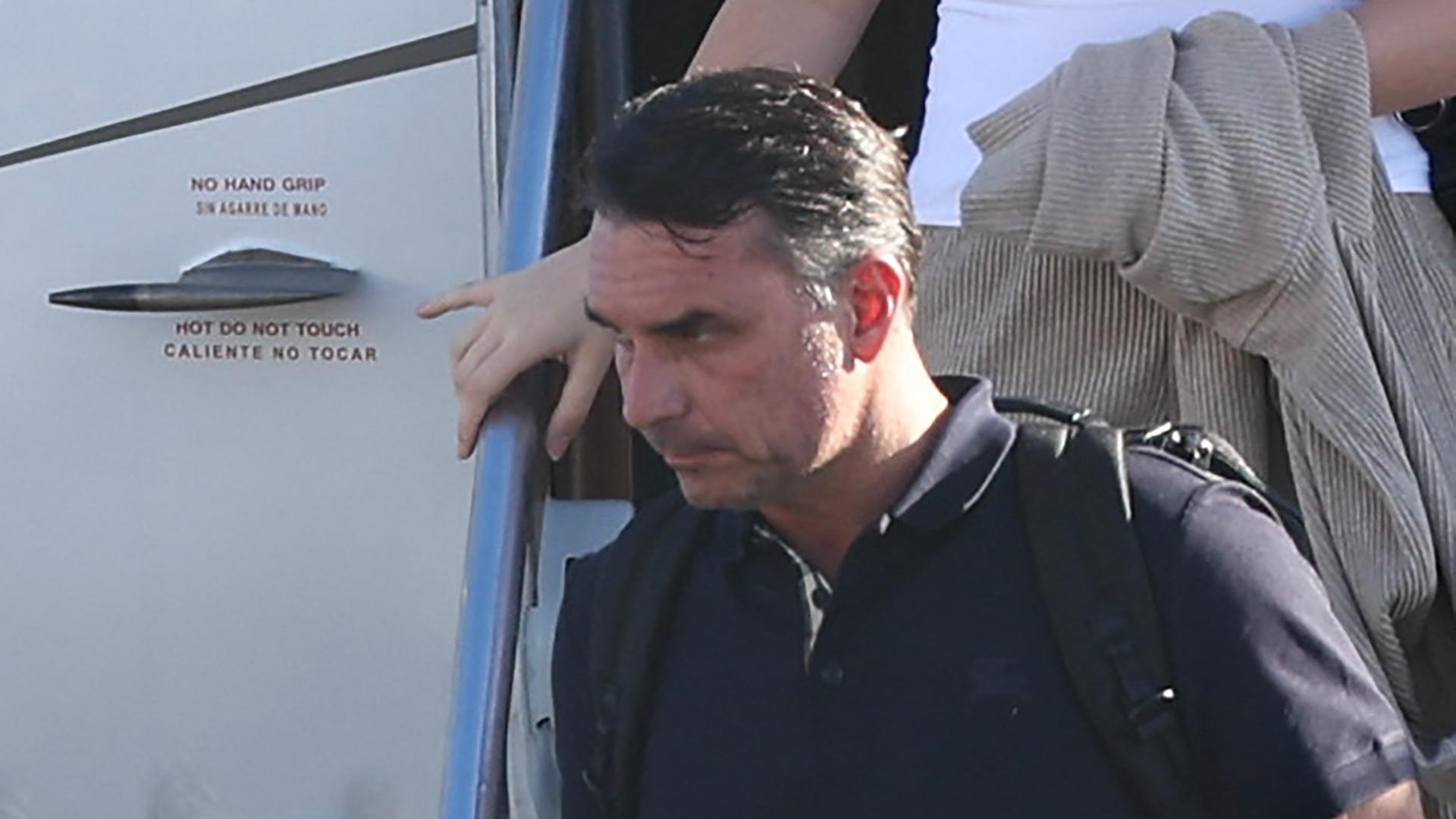 Flávio Bolsonaro steigt am 28. Oktober 2026 nach seiner Ankunft am Opa Locka Executive Airport in Miami, Florida, aus dem Flugzeug.