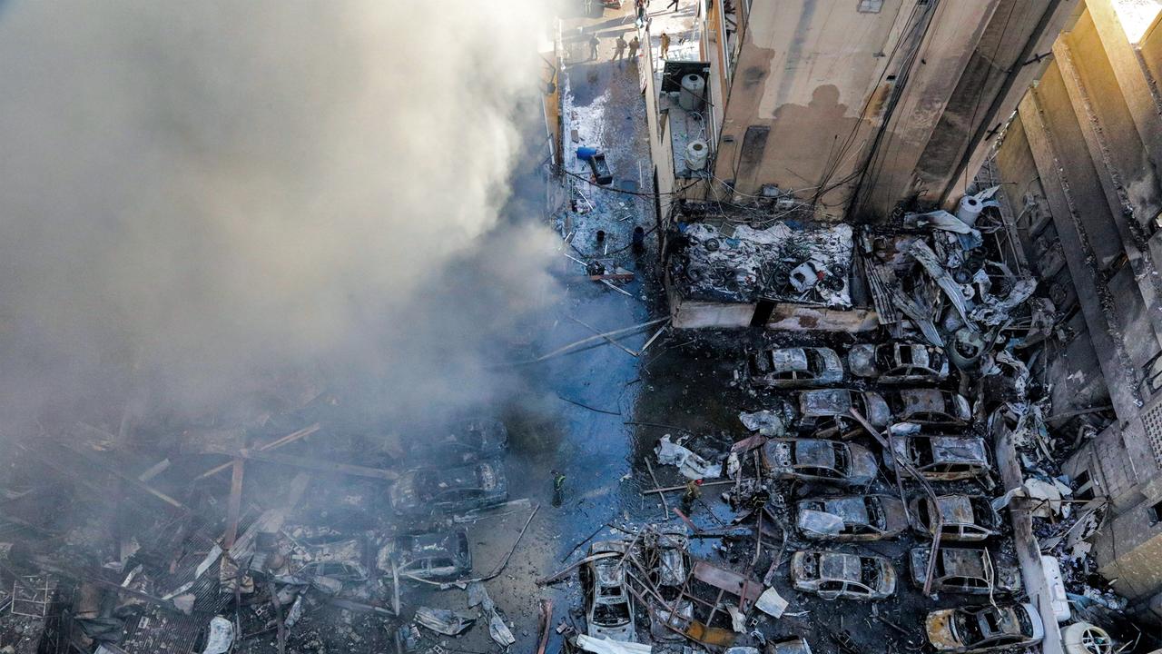 Feuerwehrleute versuchen, einen Brand nach einem israelischen Angriff im Beiruter Stadtteil Corniche al-Mazraa zu löschen. Feuerwehrleute versuchen, einen Brand nach einem israelischen Angriff im Beiruter Stadtteil Corniche al-Mazraa zu löschen.