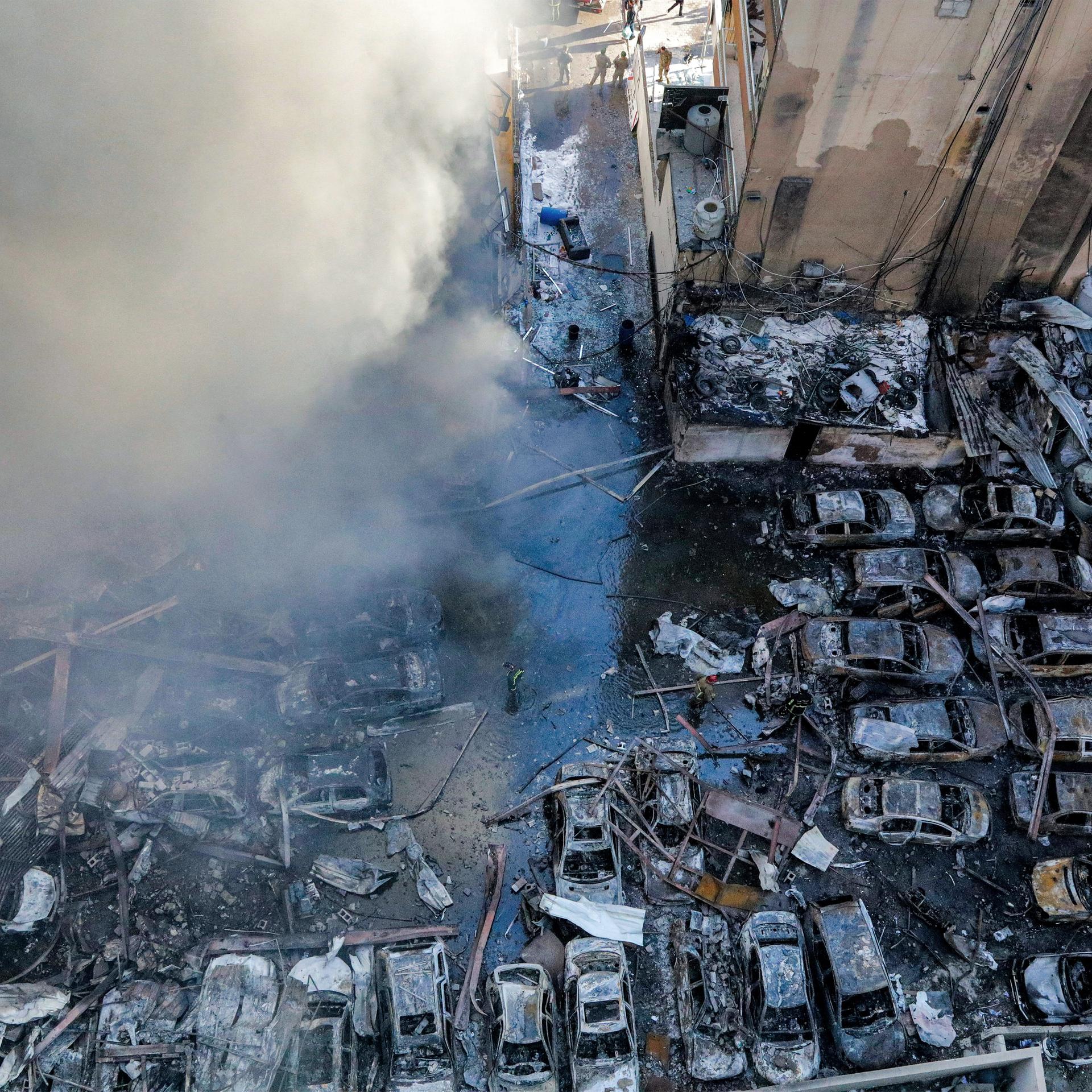Feuerwehrleute versuchen, einen Brand nach einem israelischen Angriff im Beiruter Stadtteil Corniche al-Mazraa zu löschen.