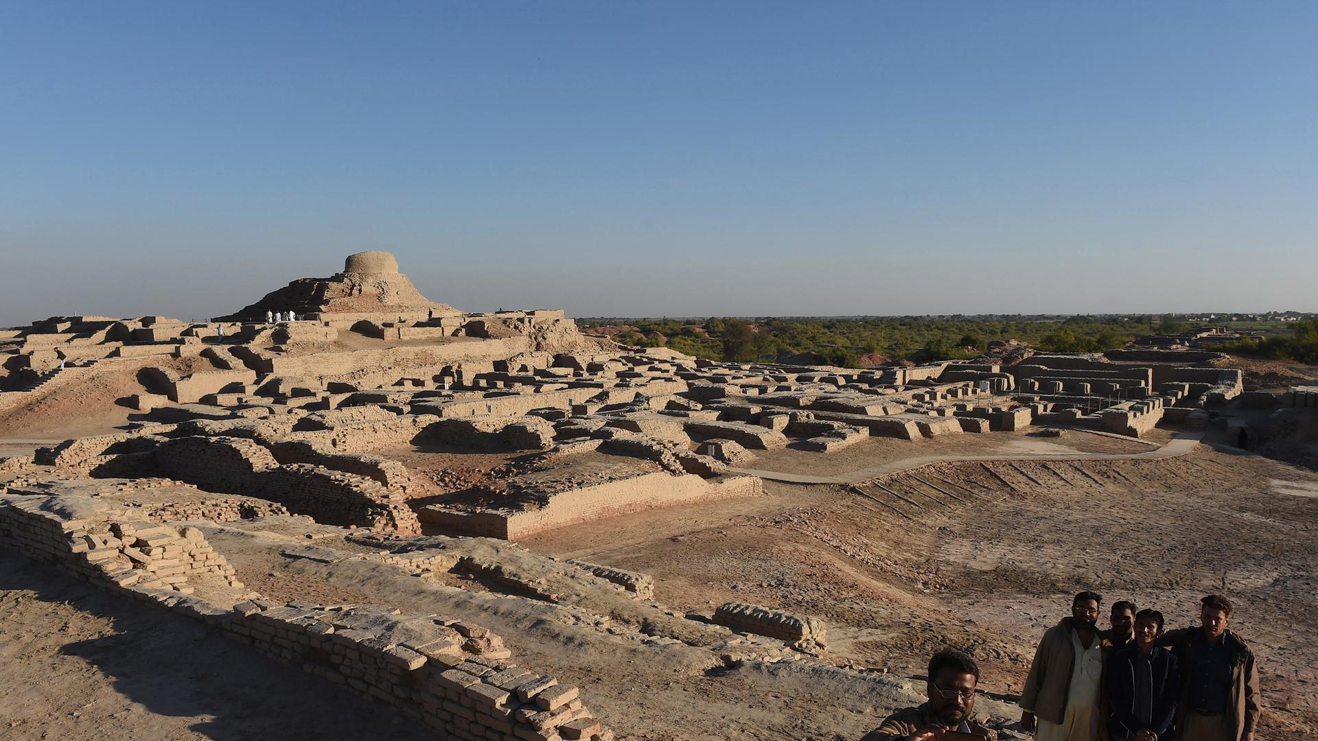 Auf diesem am 9. Februar 2017 aufgenommenen Foto gehen Besucher durch die archäologische UNESCO-Welterbestätte Mohenjo-Daro, etwa 425 Kilometer nördlich der pakistanischen Stadt Karachi. Auf diesem am 9. Februar 2017 aufgenommenen Foto gehen Besucher durch die archäologische UNESCO-Welterbestätte Mohenjo-Daro, etwa 425 Kilometer nördlich der pakistanischen Stadt Karachi.