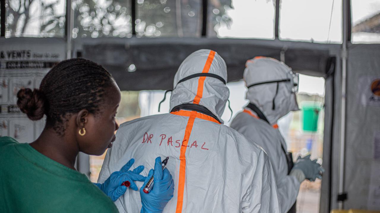 Medizinisches Personal in Schutzkleidung in einem Behandlungszentrum für Ebola-Patienten in der Demokratischen Republik Kongo