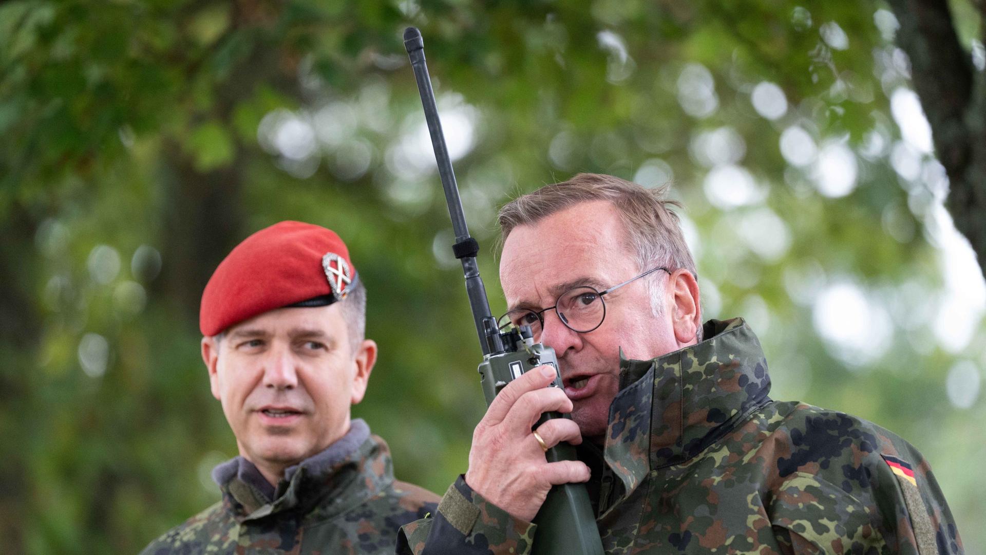 Bundesverteidigungsminister Boris Pistorius, rechts, spricht in ein Funkgeraet, links: Oberst Olaf Tuneke, Leiter der Artillerieschule, Bundesverteidigungsminister Boris Pistorius besucht die Artillerieschule in Idar-Oberstein am 16.09.2024 Bundesverteidigungsminister Boris Pistorius, rechts, spricht in ein Funkgeraet, links: Oberst Olaf Tuneke, Leiter der Artillerieschule, Bundesverteidigungsminister Boris Pistorius besucht die Artillerieschule in Idar-Oberstein am 16.09.2024