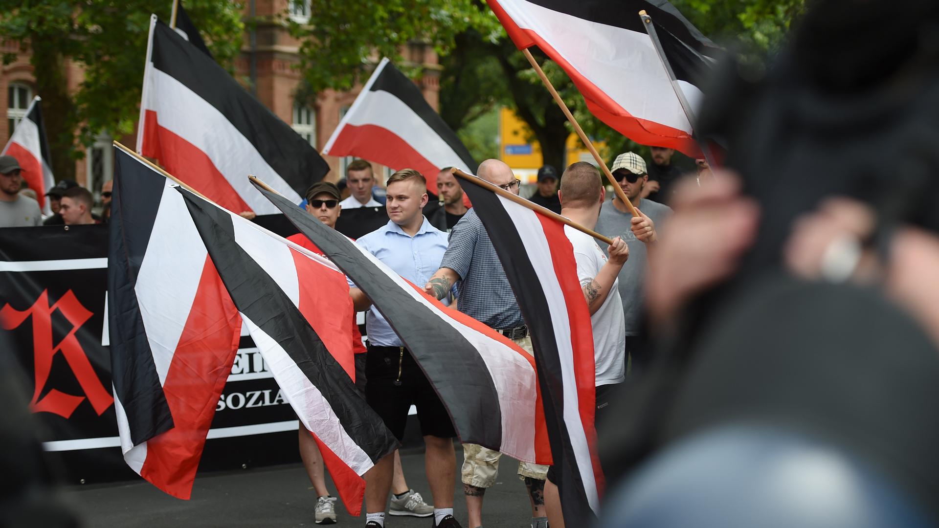 Anhänger der Kleinstpartei "Die Rechte" starten mit Fahnen ihren Demonstrationszug. Rund 10.000 Menschen haben gegen den Aufmarsch der Rechten demonstriert. Anhänger der Kleinstpartei "Die Rechte" starten mit Fahnen ihren Demonstrationszug. Rund 10.000 Menschen haben gegen den Aufmarsch der Rechten demonstriert.
