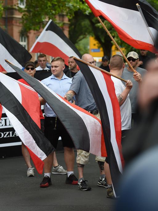 Anhänger der Kleinstpartei "Die Rechte" starten mit Fahnen ihren Demonstrationszug. Rund 10.000 Menschen haben gegen den Aufmarsch der Rechten demonstriert.