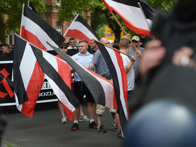 Anhänger der Kleinstpartei "Die Rechte" starten mit Fahnen ihren Demonstrationszug. Rund 10.000 Menschen haben gegen den Aufmarsch der Rechten demonstriert.