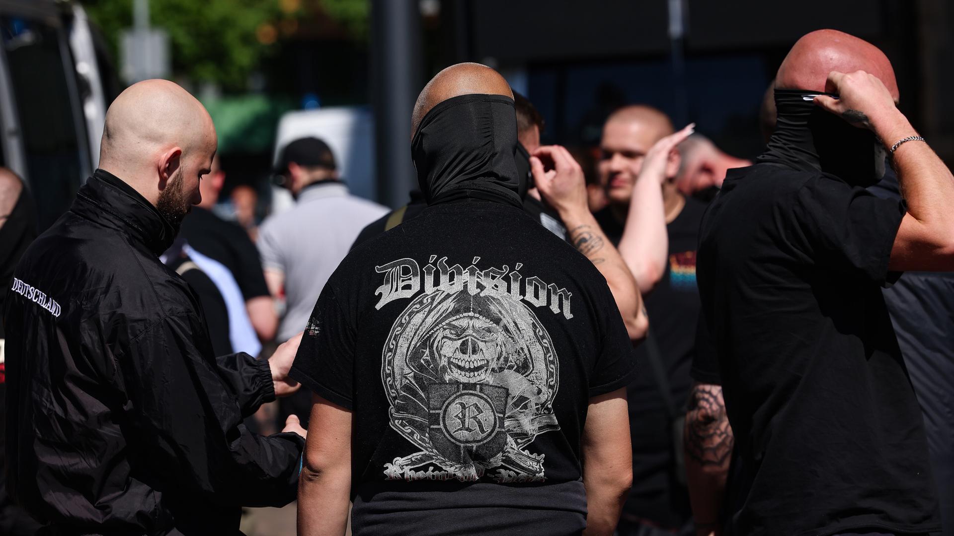 Neonazis auf einer Demonstration in Gelsenkirchen.