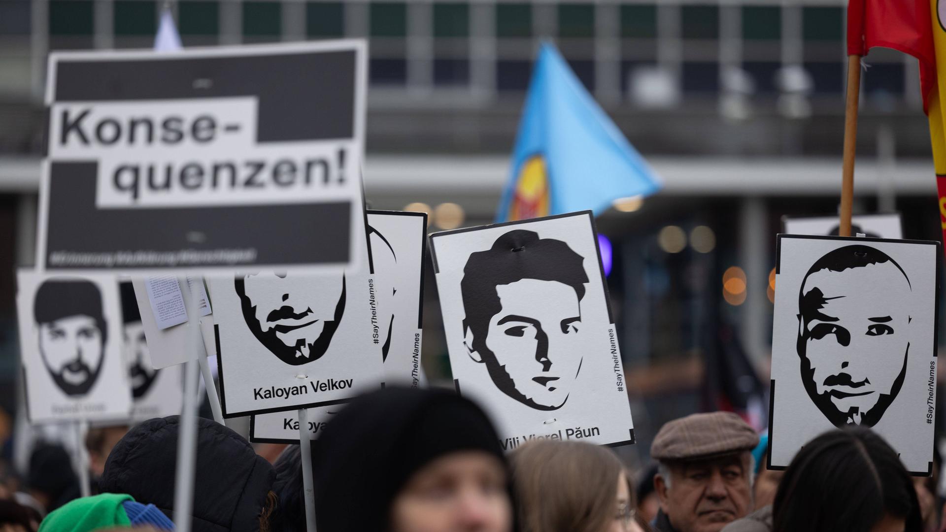 5 Jahre rassistischer Anschlag Hanau - Kundgebung und Demo Mit einer Kundgebung und Demonstration auf dem Marktplatz und in der Innenstadt Hanaus gedachten rund 1000 Menschen den Opfern des rassistischen Anschlags in Hanau vom 19.2.2000.