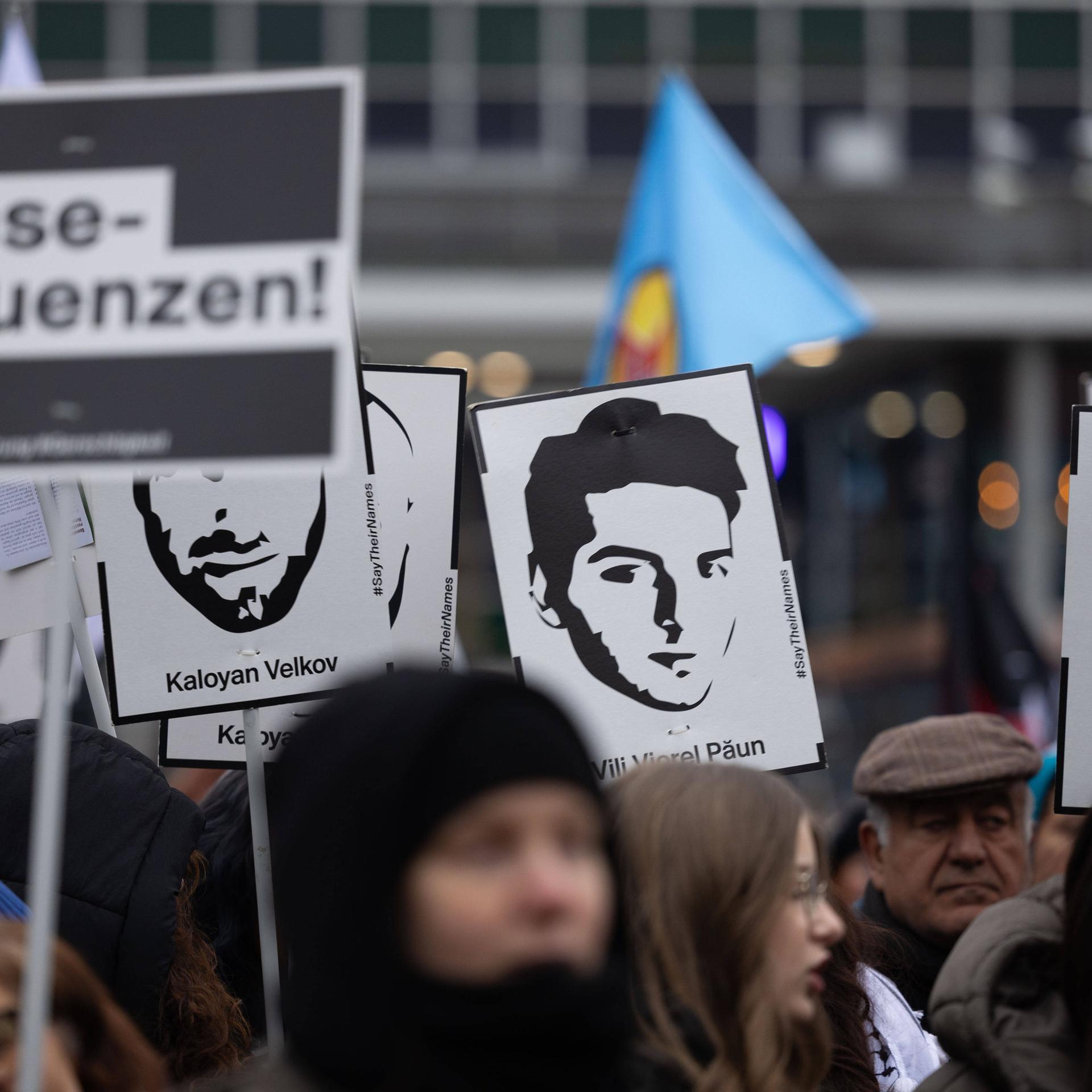 5 Jahre rassistischer Anschlag Hanau - Kundgebung und Demo Mit einer Kundgebung und Demonstration auf dem Marktplatz und in der Innenstadt Hanaus gedachten rund 1000 Menschen den Opfern des rassistischen Anschlags in Hanau vom 19.2.2000.