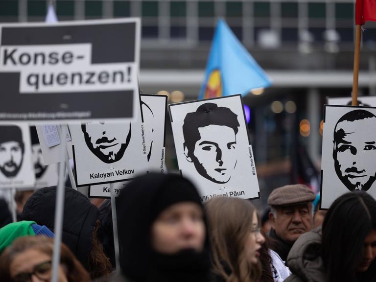 5 Jahre rassistischer Anschlag Hanau - Kundgebung und Demo Mit einer Kundgebung und Demonstration auf dem Marktplatz und in der Innenstadt Hanaus gedachten rund 1000 Menschen den Opfern des rassistischen Anschlags in Hanau vom 19.2.2000. 5 Jahre rassistischer Anschlag Hanau - Kundgebung und Demo Mit einer Kundgebung und Demonstration auf dem Marktplatz und in der Innenstadt Hanaus gedachten rund 1000 Menschen den Opfern des rassistischen Anschlags in Hanau vom 19.2.2000.