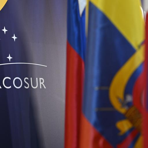 Das Logo des Mercosur ist an einer Wand hinter Flaggen der Mercosur-Mietglieder am Rande des Gipfels des Wirtschaftsbündnisses zu sehen