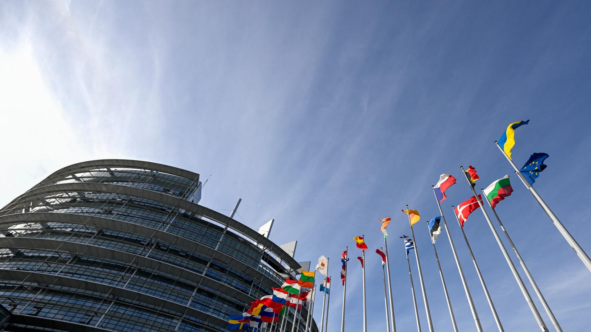 Das Europäische Parlament in Straßburg, mit den Flaggen der Mitgliedsstaaten