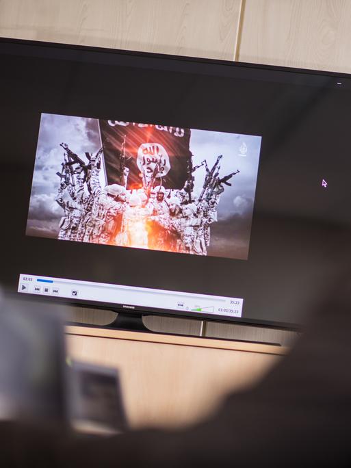 01.03.2018, Rheinland-Pfalz, Mainz: Christoph Günther, Institut für Ethnologie und Afrikastudien an der Johannes-Gutenberg-Universität, forscht zu Thema "Dschihadismus im Internet" an seinem PC. Günther leitet die Nachwuchsforschergruppe "Dschihadismus…