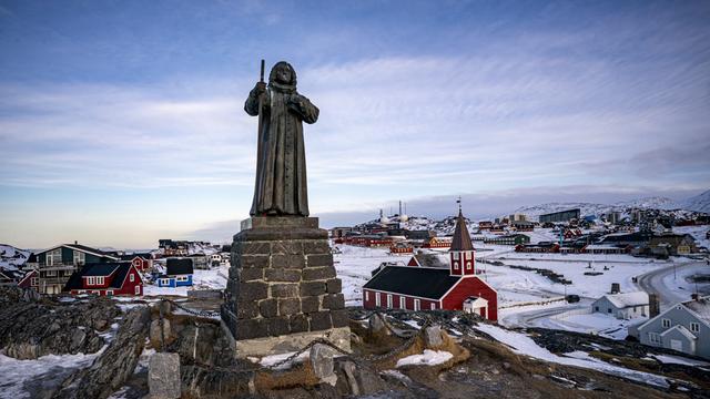In der grönländischen Stadt Nuuk steht eine Statue des Missionars Hans Egede. Im Hintergrund ist die Stadt zu sehen.