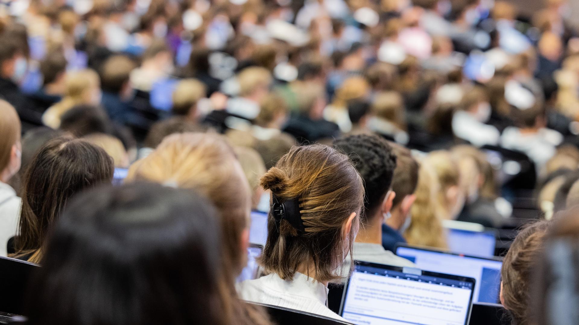 Studierende in einem Hörsaal Studierende in einem Hörsaal