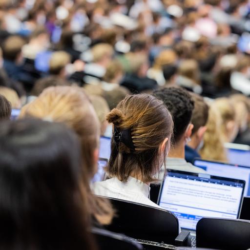 Studierende in einem Hörsaal