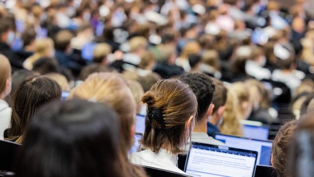 Studierende in einem Hörsaal