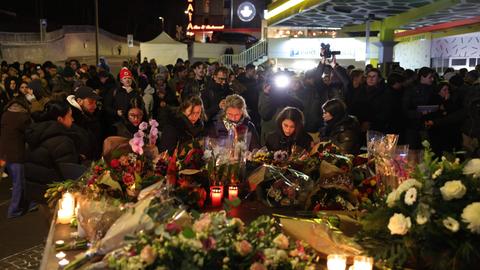 Trauernde zollen Verstorbenen eines Brands Tribut. In einer Bar im Skiort Crans-Montana (Schweiz) starben mehrere Menschen.
