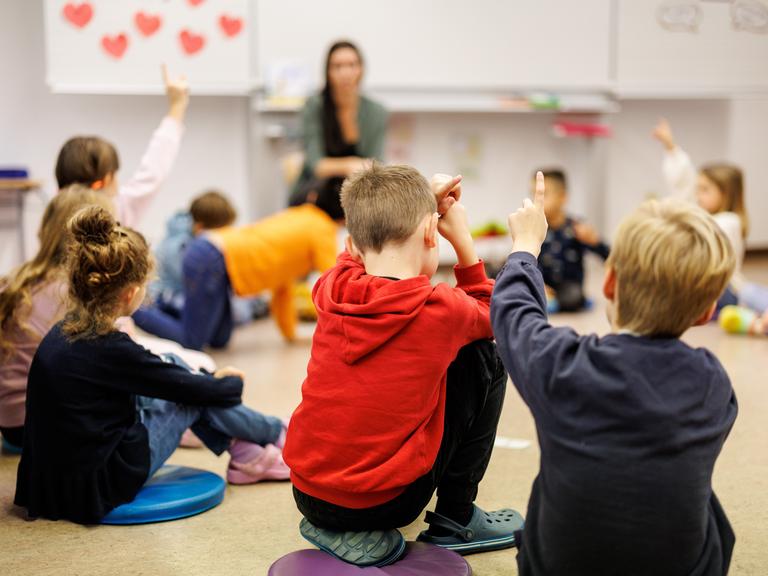 Schüler einer zweiten Klasse einer Grundschule im Stadtteil Neuperlach in München