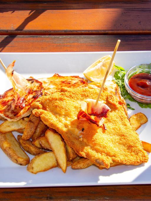 Teller mit Schnitzel, Pommes und Ketchup