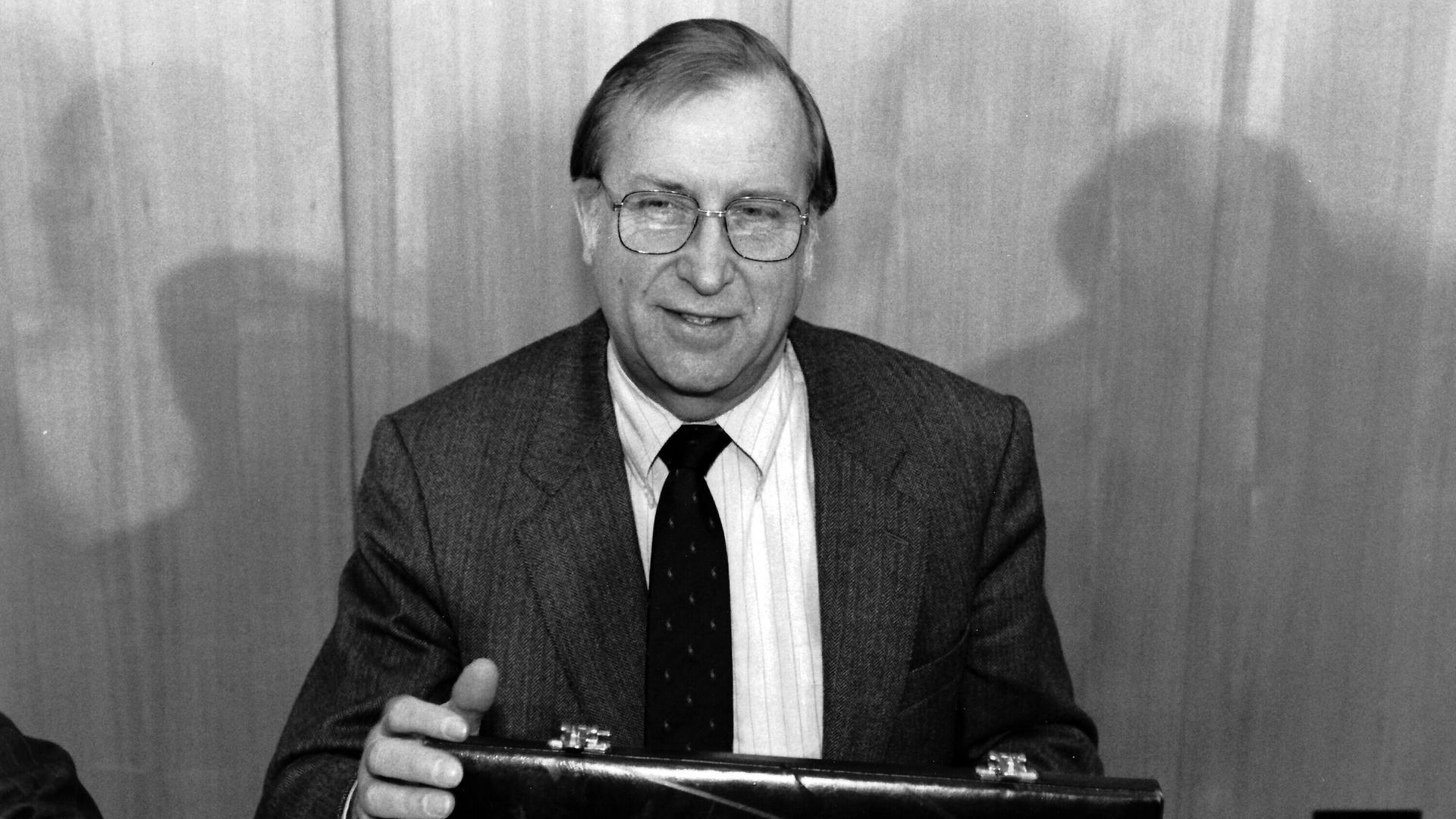 Detlev Karsten Rohwedder in Anzug und Aktenkoffer Detlev Karsten Rohwedder in Anzug und Aktenkoffer