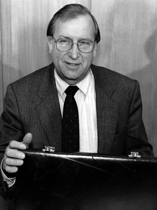 Detlev Karsten Rohwedder in Anzug und Aktenkoffer Detlev Karsten Rohwedder in Anzug und Aktenkoffer