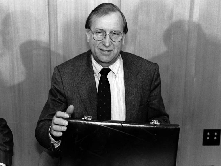 Detlev Karsten Rohwedder in Anzug und Aktenkoffer Detlev Karsten Rohwedder in Anzug und Aktenkoffer