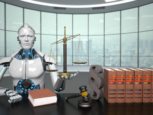 Ein „Roboter-Richter“ hält eine Waage; er sitzt an einem Tisch mit Gesetzestexten, einem großen Paragraphen, einem Hammer, im Hintergrund durch die Fensterfront die Skyline einer Großstadt