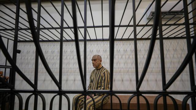 Atef Najib begins hinter Gittern in einem Gerichtsaal in Damaskus