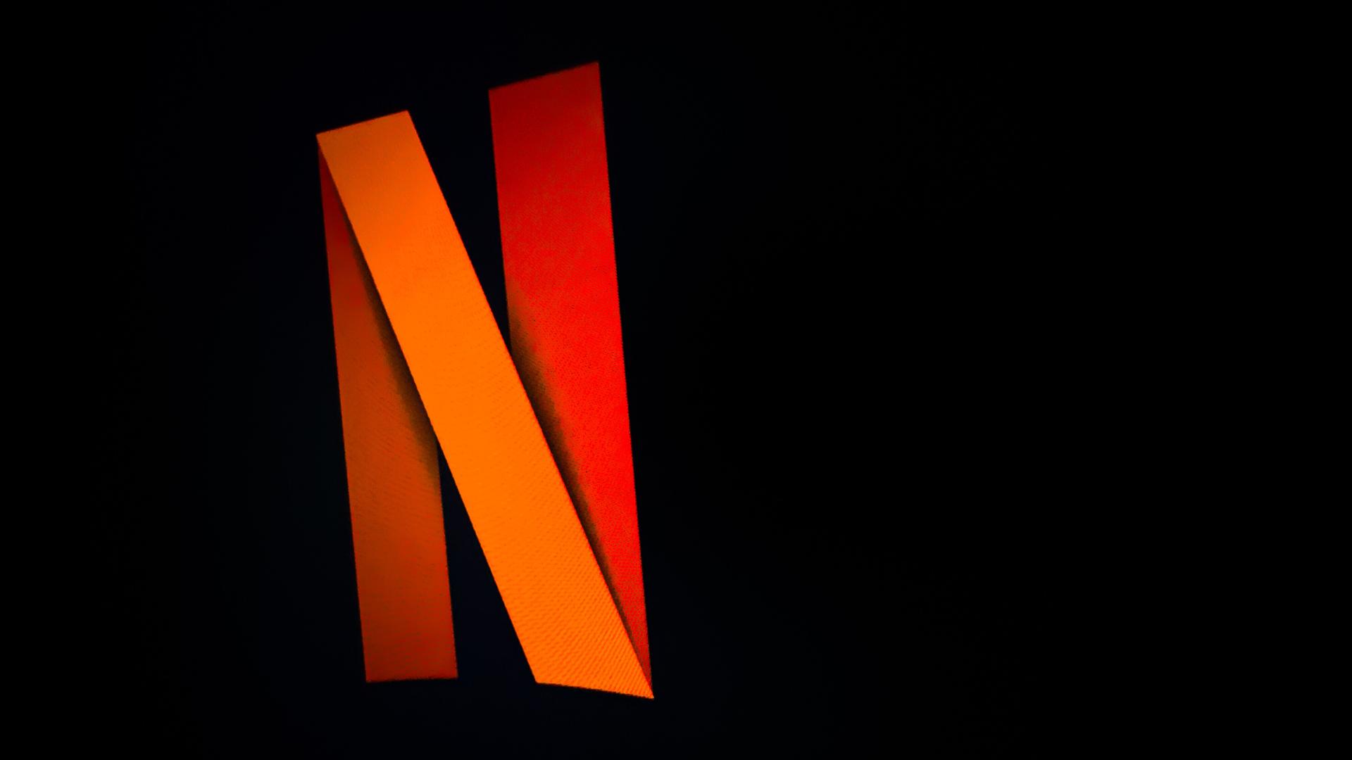 Der Buchstabe N, rotgefärbt vor schwarzem Hintergrund, aus dem Schriftzug des Streaminganbieters Netflix. Der Buchstabe N, rotgefärbt vor schwarzem Hintergrund, aus dem Schriftzug des Streaminganbieters Netflix.