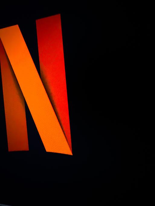 Der Buchstabe N, rotgefärbt vor schwarzem Hintergrund, aus dem Schriftzug des Streaminganbieters Netflix.
