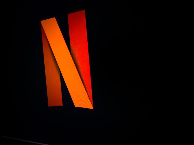 Der Buchstabe N, rotgefärbt vor schwarzem Hintergrund, aus dem Schriftzug des Streaminganbieters Netflix.