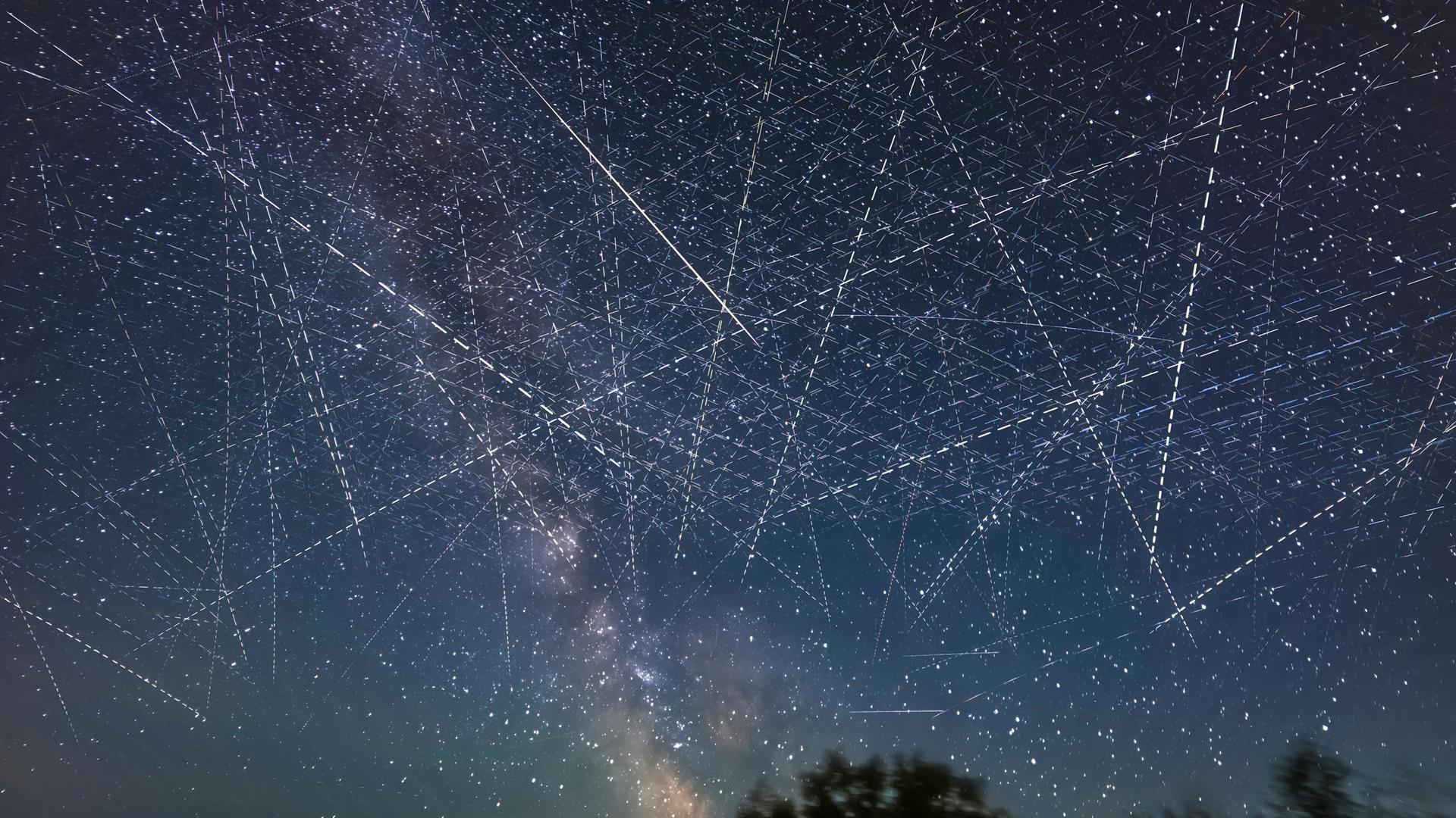 Ein mit Satelliten gefüllter Himmel über Alberta, Kanada.