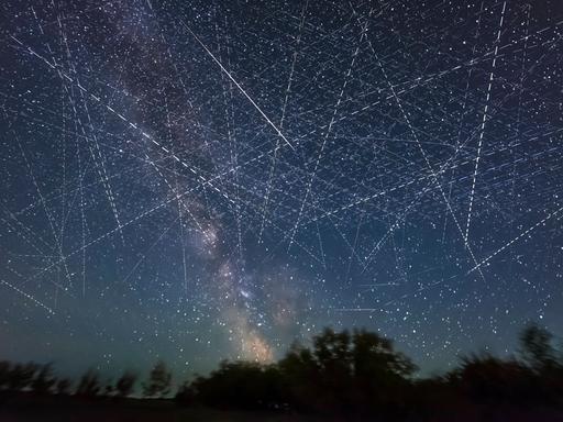 Ein mit Satelliten gefüllter Himmel über Alberta, Kanada. Ein mit Satelliten gefüllter Himmel über Alberta, Kanada.