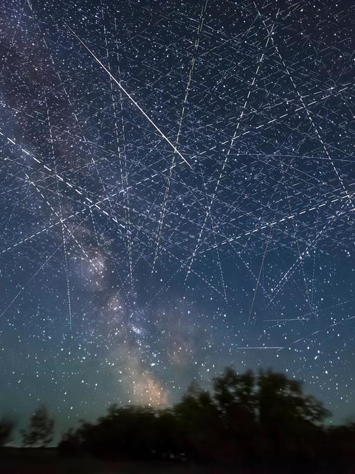 Ein mit Satelliten gefüllter Himmel über Alberta, Kanada.