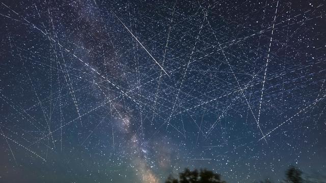 Ein mit Satelliten gefüllter Himmel über Alberta, Kanada.