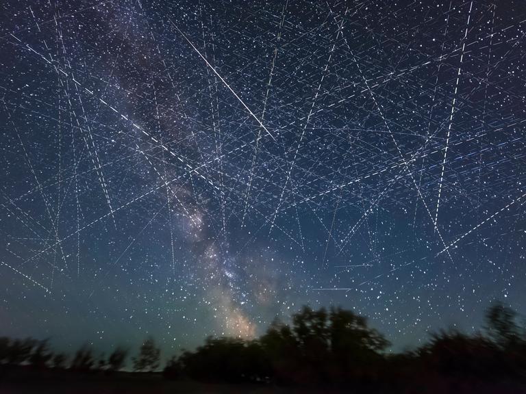 Ein mit Satelliten gefüllter Himmel über Alberta, Kanada.