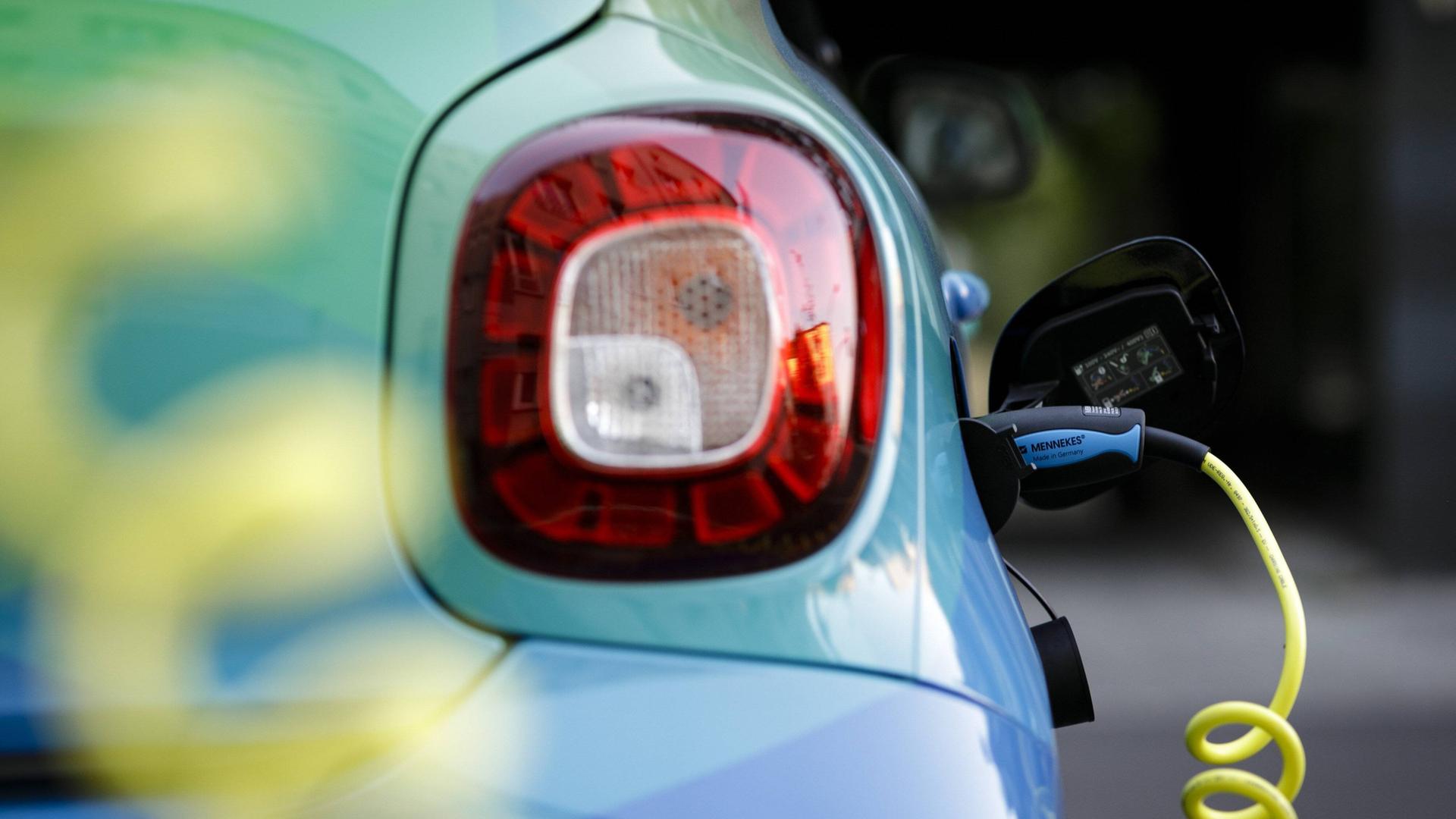 Ein Elektroauto wird an einer Ladestation geladen. Ein Elektroauto wird an einer Ladestation geladen.