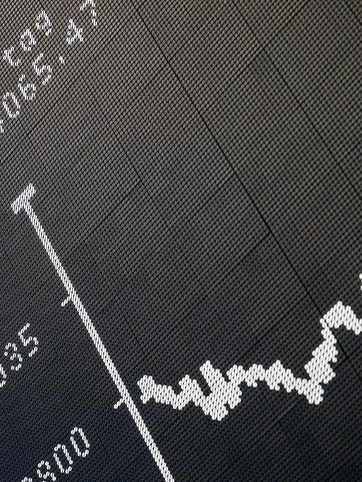 Ein Bildschirm zeigt den Deutschen Aktienindex DAX an der Frankfurter Börse