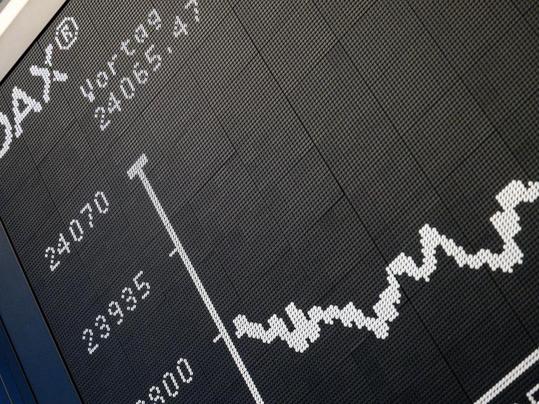 Ein Bildschirm zeigt den Deutschen Aktienindex DAX an der Frankfurter Börse