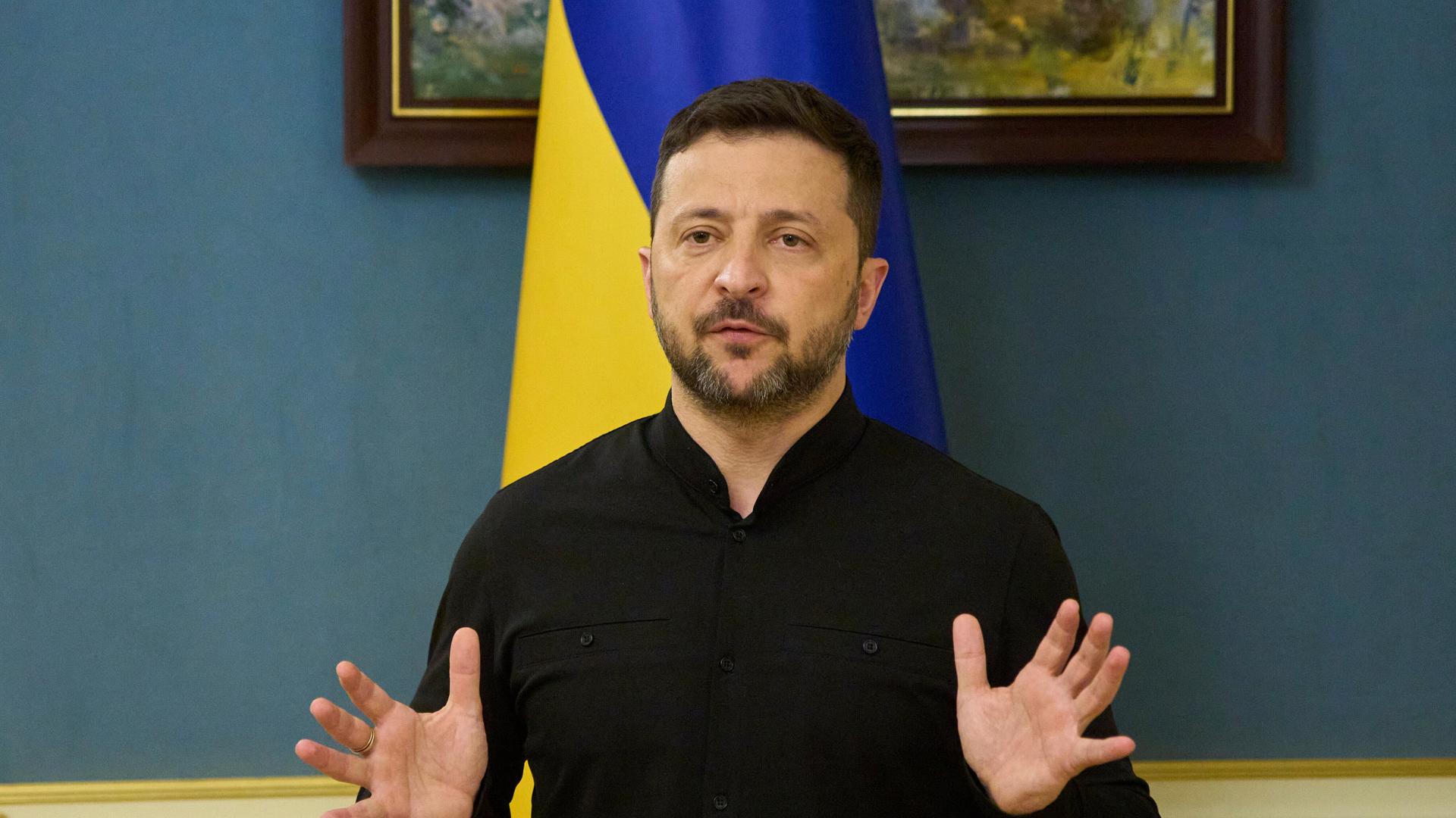 Wolodymyr Selenskyj hält gestikulierend eine Rede vor einer blau-gelben Flagge der Ukraine.  Wolodymyr Selenskyj hält gestikulierend eine Rede vor einer blau-gelben Flagge der Ukraine.